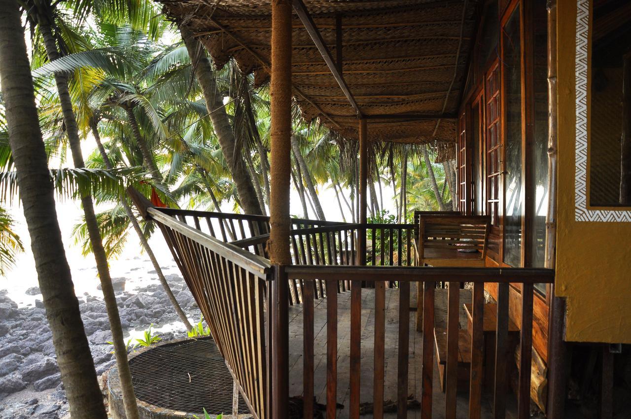 Belantara Beach Front Hotel Vengurla Buitenkant foto